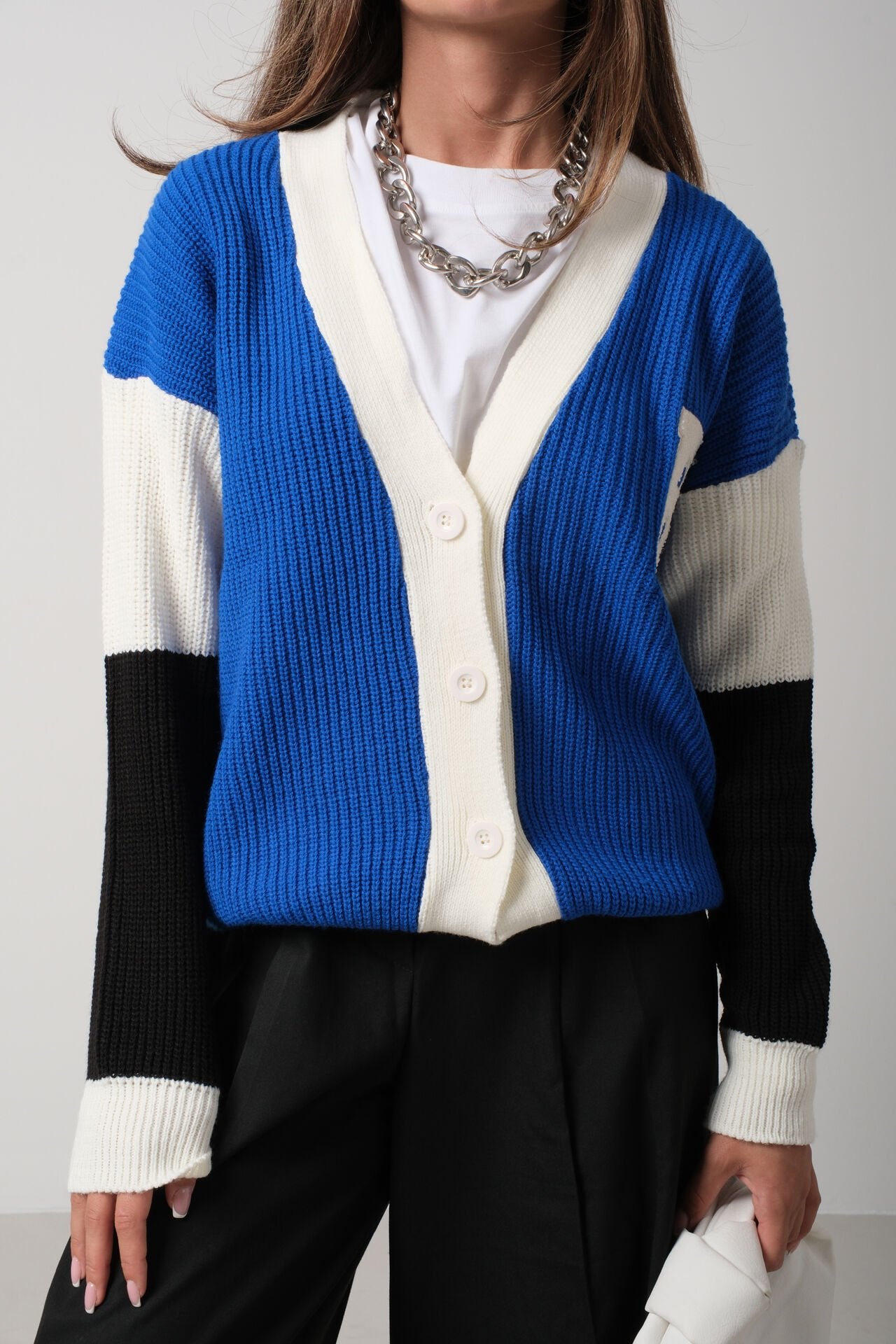 Blaue Strickjacke mit Varsity-Emblem