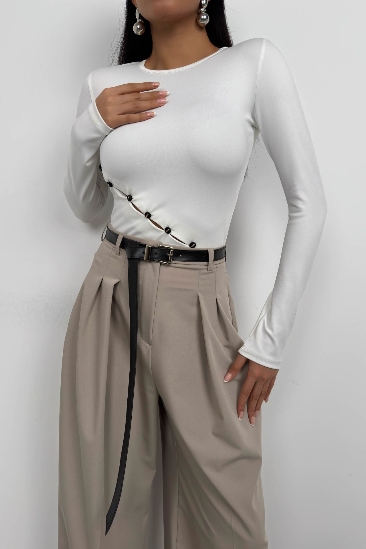 Moderne asymmetrische weiße Bluse mit Knöpfen