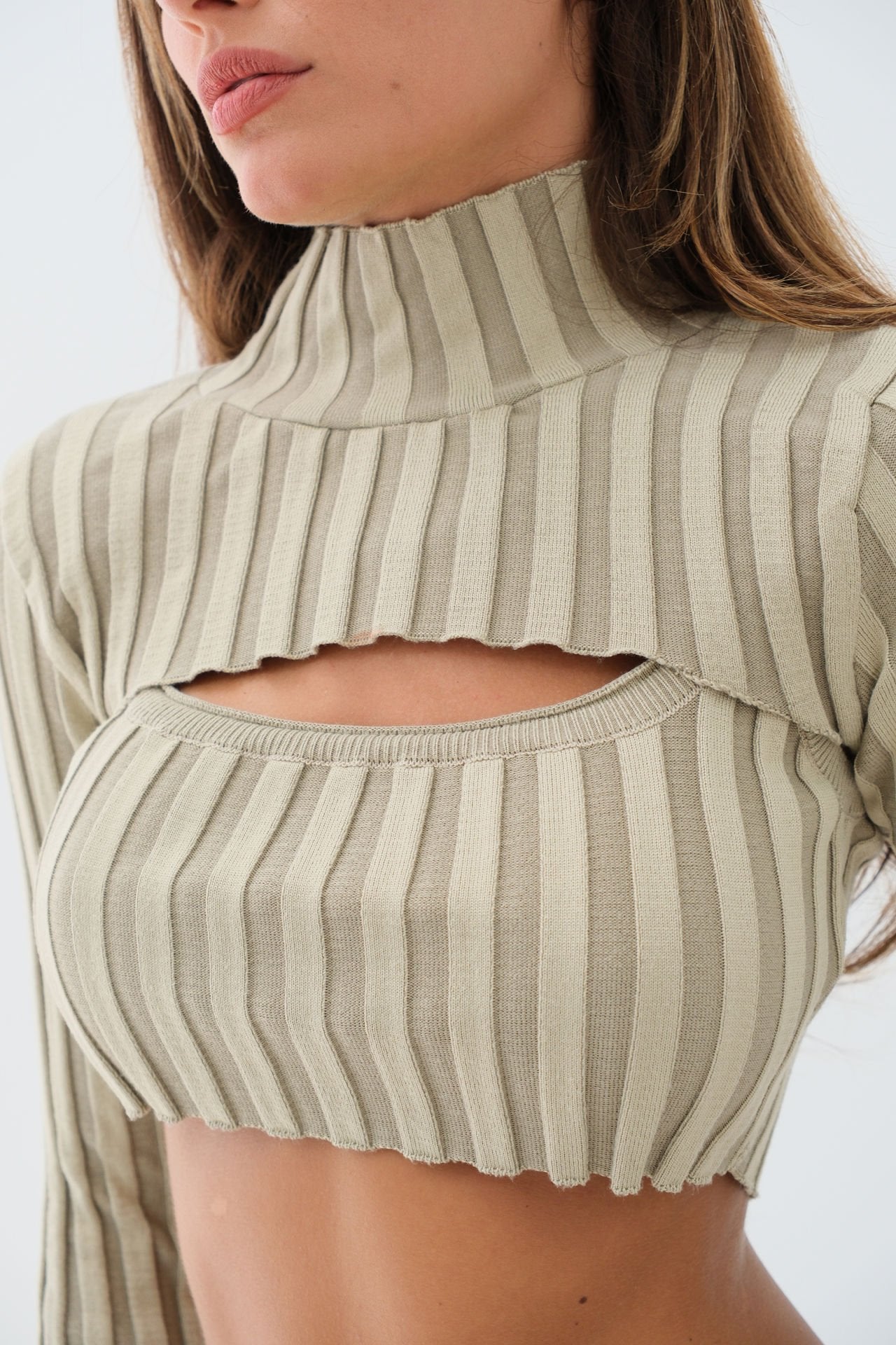 Rollkragenpullover in Beige mit kurzem Strickmuster