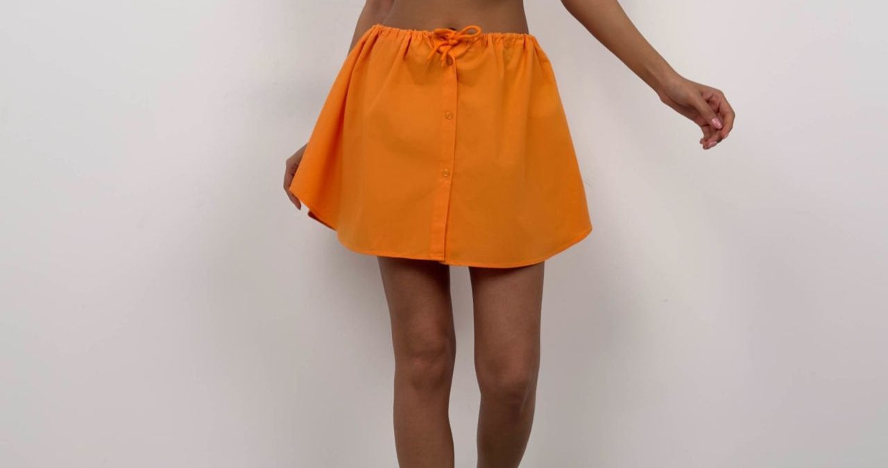 Orangefarbener Minirock mit Knopfleiste und elastischer Taille