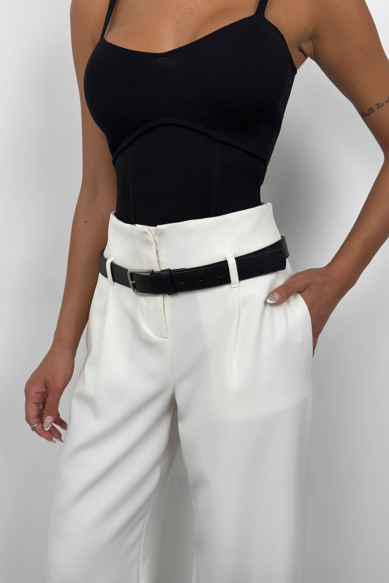 Elegante Hose mit hoher Taille und Gürtel