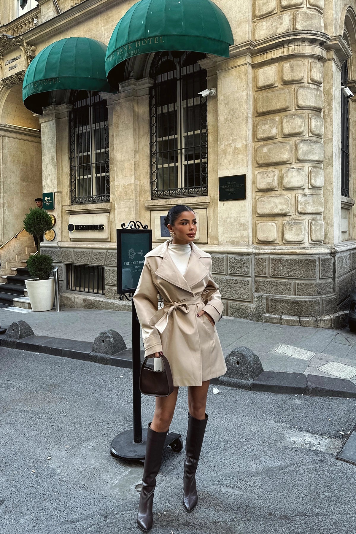 Der cremefarbene Trenchcoat „The Parisian Charm“ mit Revers 