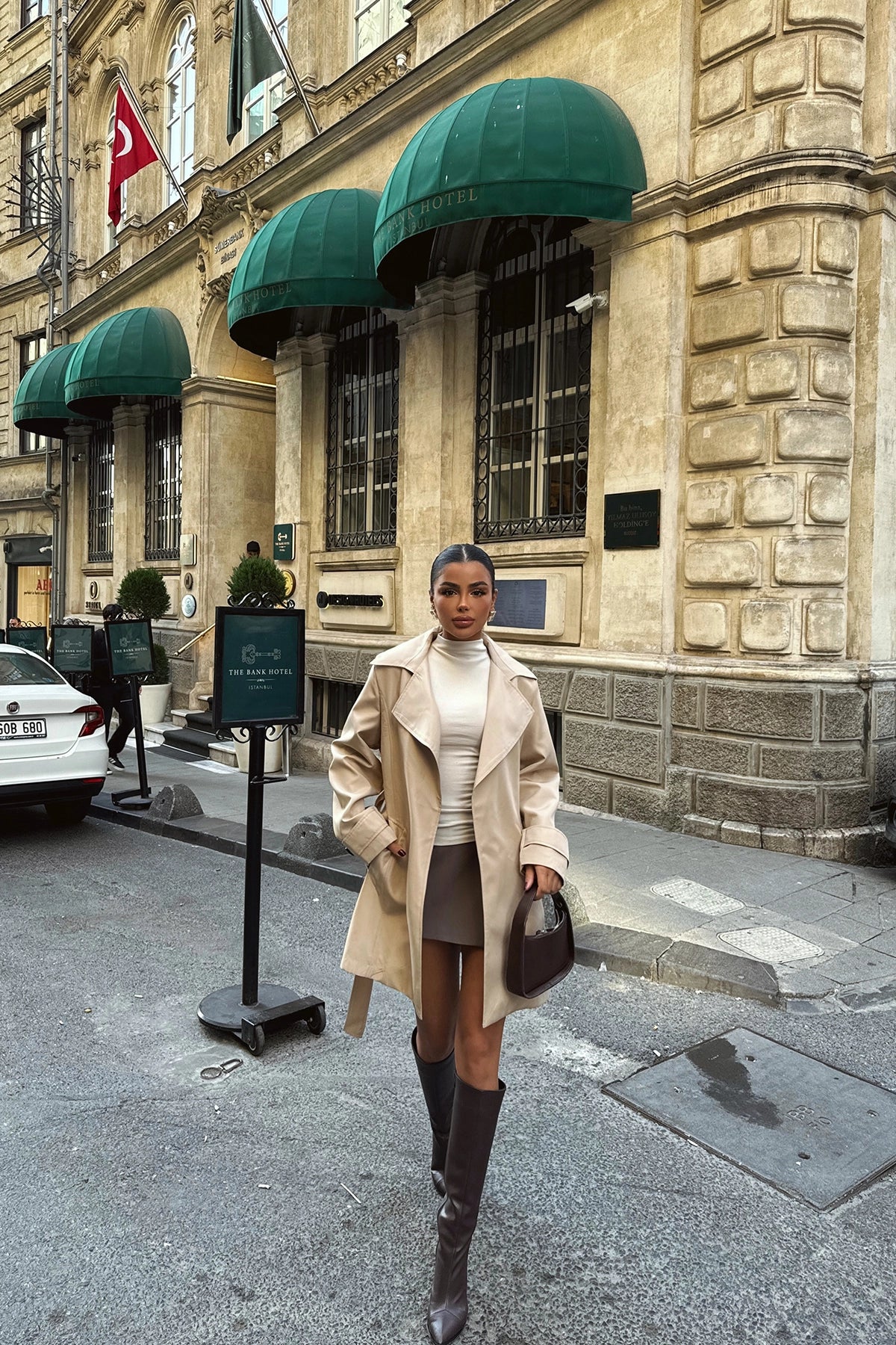 Der cremefarbene Trenchcoat „The Parisian Charm“ mit Revers 