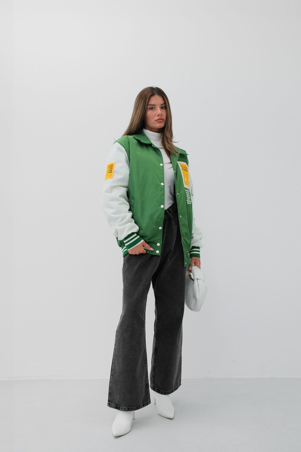 Übergroße Collegejacke mit Rollkragen in Varsity-Grün