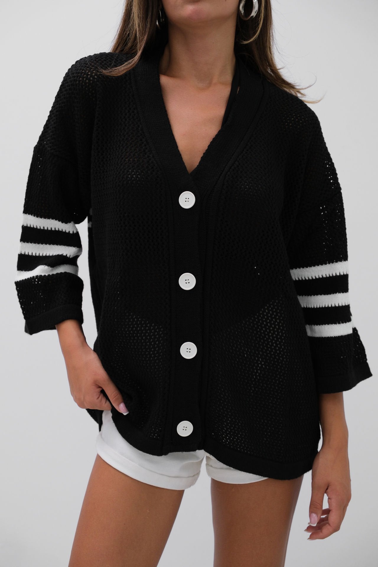 Varsity Luxe Strickjacke mit Lochmuster