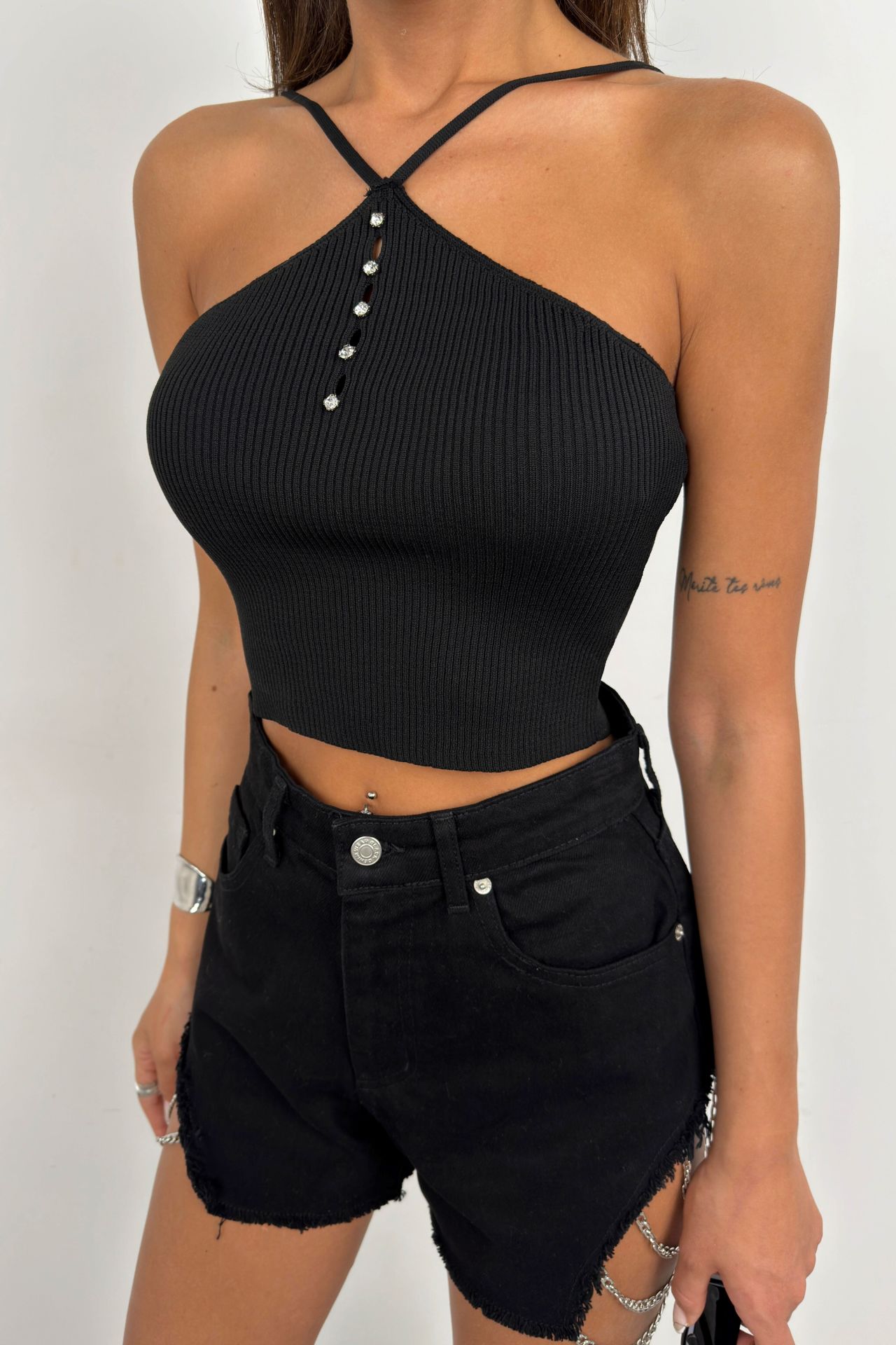 Schwarzes Crop-Top mit Steindetail