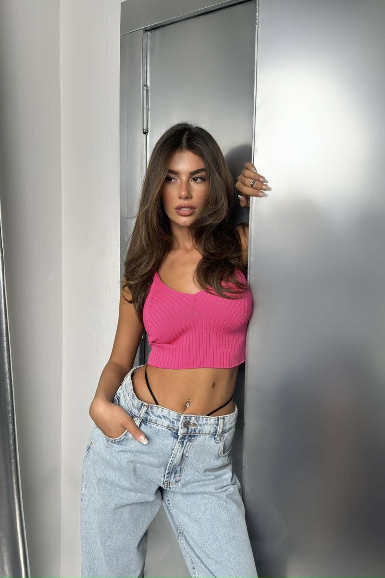 Fuchsia Glow – Crop-Top mit V-Ausschnitt