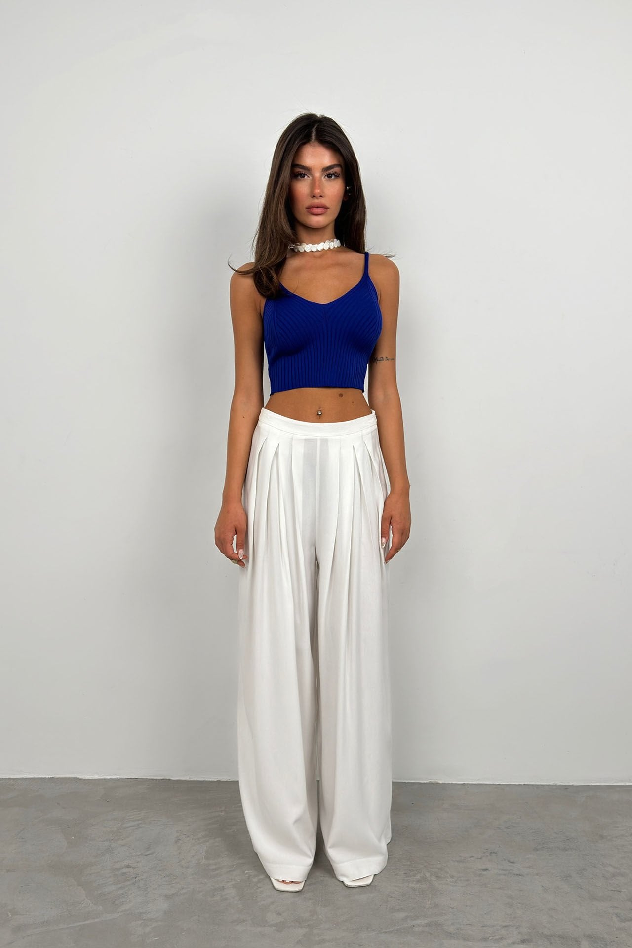 Saphir – Geripptes Crop-Top mit V-Ausschnitt